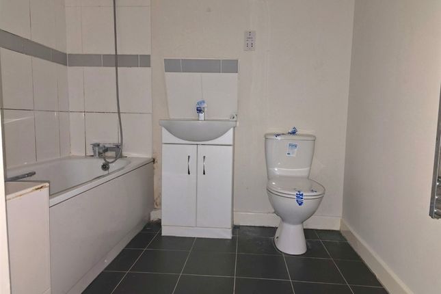 Flat 6, Platinum Apartments, 69, Lower Road, KENLEY photo 3