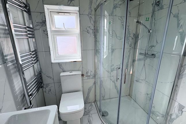 24 Vineyard Avenue, London photo 4