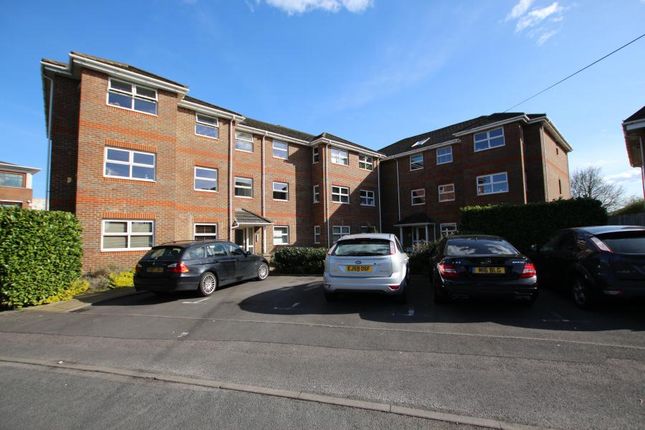 Flat to rent in Barker Road, Chertsey