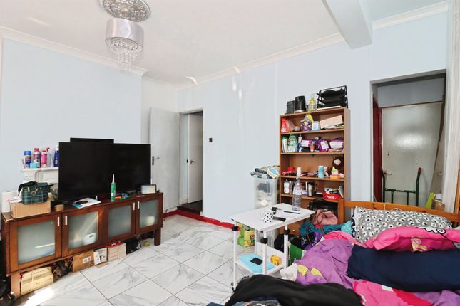 27, Lowgates, CHESTERFIELD photo 3