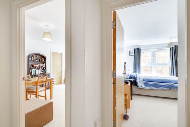 Flat for sale in Plantation Close, London