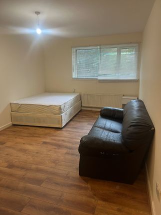 Thumbnail Studio to rent in Flat E, Guildford House, - Guildford Street, Luton