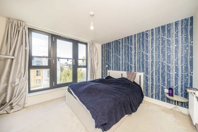 13, Fallow Place, Teddington photo 3