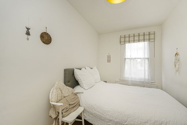 Flat 3, 72, Parkview Road, London photo 4
