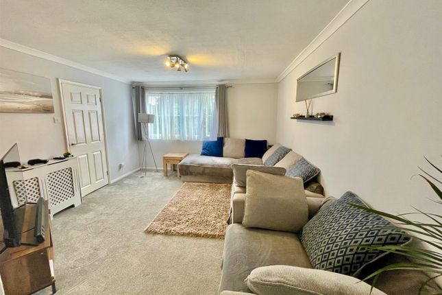 12, Greville Close, Hatfield photo 3
