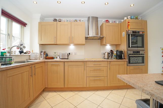 10, Squires Court, Highworth, Swindon photo 3