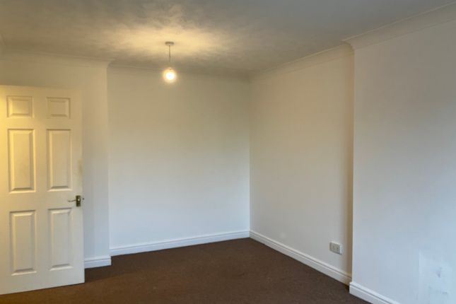 33, Lakeside Chase, Leeds photo 2
