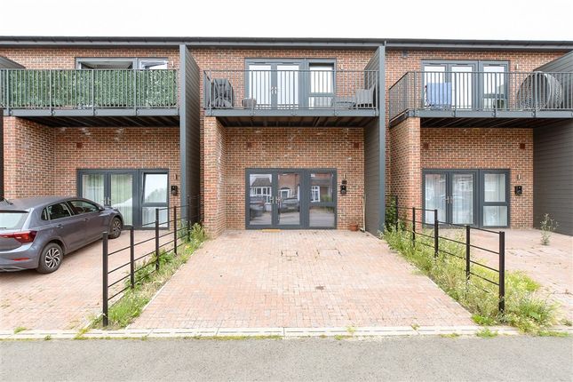 1-bed flat on St. John's Road, Redhill, £152,500