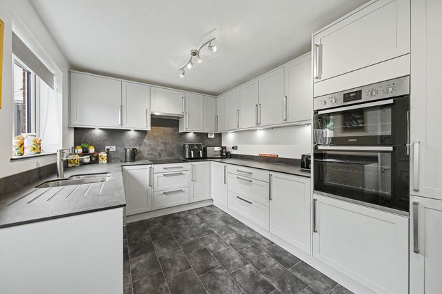 3, Silver Well Drive, Chesterfield photo 2