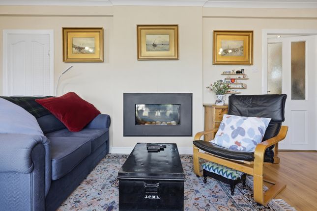 12 Waverley Crescent, Kirkintilloch, Glasgow photo 4