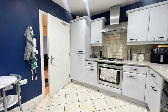 Flat for sale in Christopher Court, London