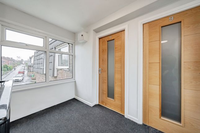 Flat 8 Grove Court,, West Hyde, Cheshire photo 3