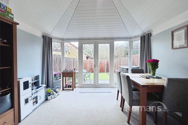 19, Lyndsey Close, Hampshire photo 4