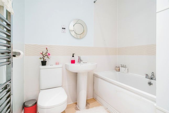 Flat for sale in The Cedars, Broxbourne