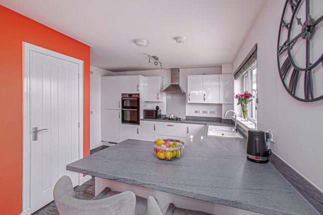 33, Spowart Drive, Dunfermline photo 4