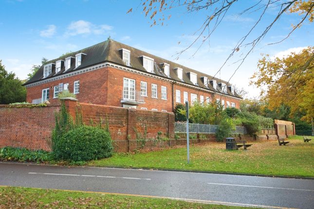 Thumbnail Flat for sale in Palmers Hill, Epping