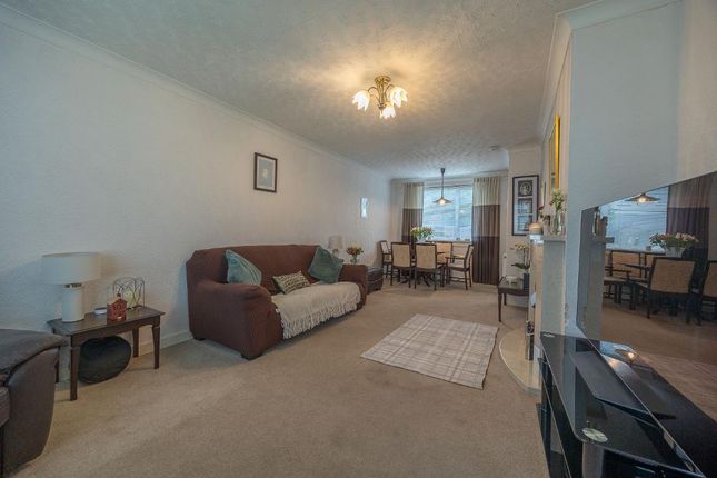 28, Andrew Avenue, Lenzie photo 3