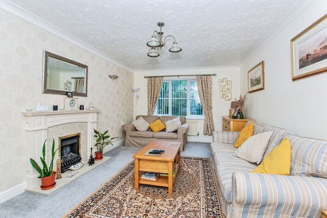 13, Sandringham Court, Spalding photo 2