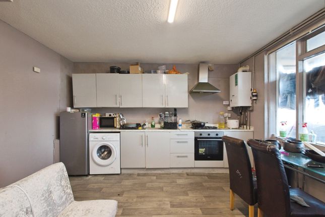 Flat 35, Oakenholt House,, Hartslock Drive, London photo 3
