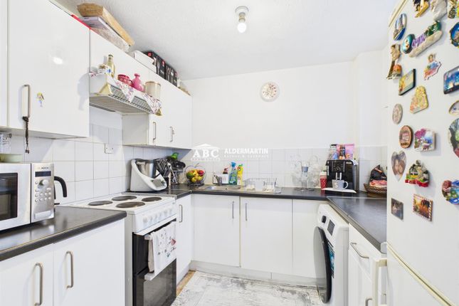 33, Gatting Close, Edgware photo 3