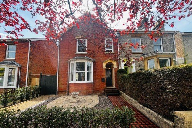 Link-detached house to rent in York Road, Bury St. Edmunds