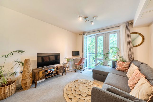 15 Walker House, Partridge Knoll, Purley photo 3