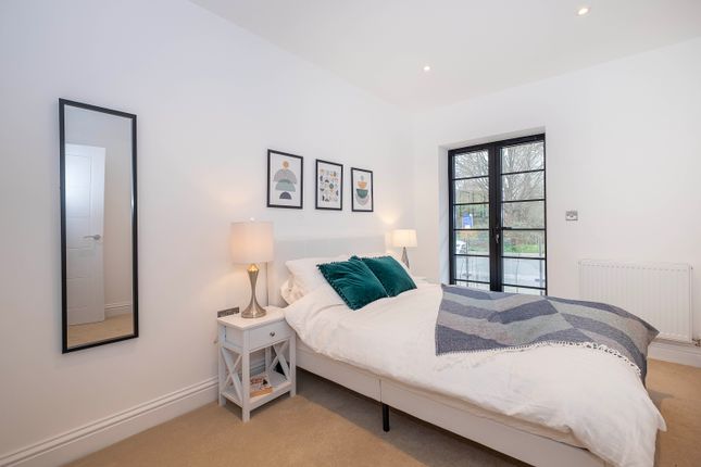 Apartment 1, Foyle Court, Hollyfield Road, Surbiton photo 3