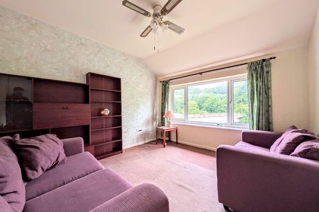 1 Walworth Close, Manchester photo 2
