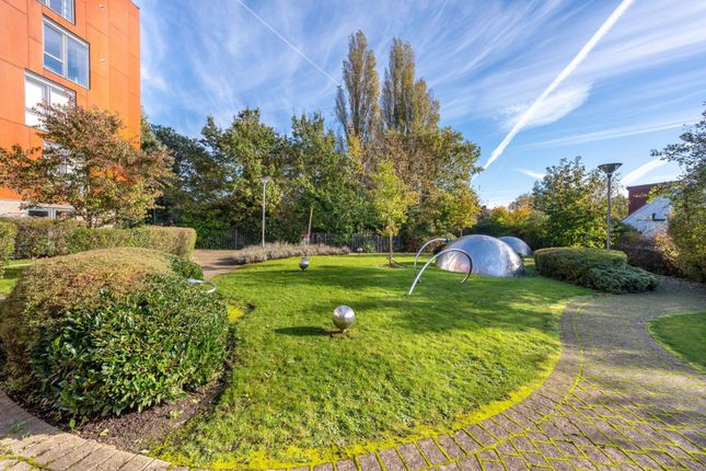 Flat for sale in Flowers Close, Gladstone Park, London