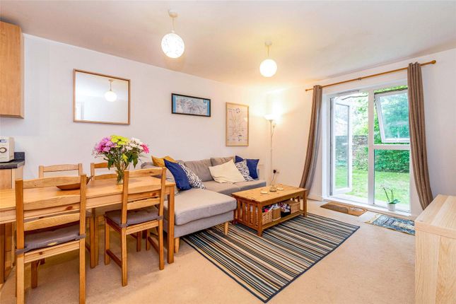 22, Lindoe Close, Hampshire photo 3