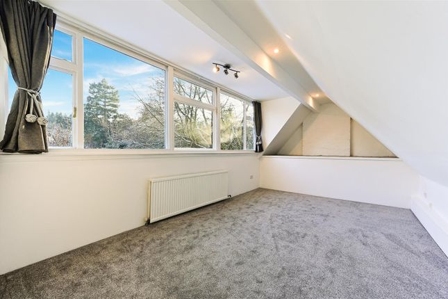 Flat to rent in Forest Drive, Kingswood, Surrey