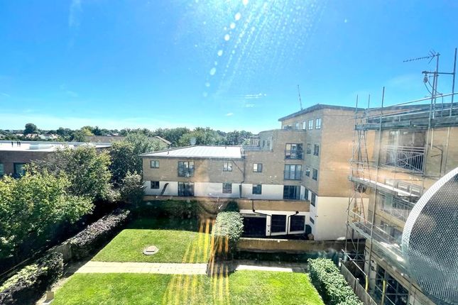 Flat to rent in Sovereign Place, Harrow
