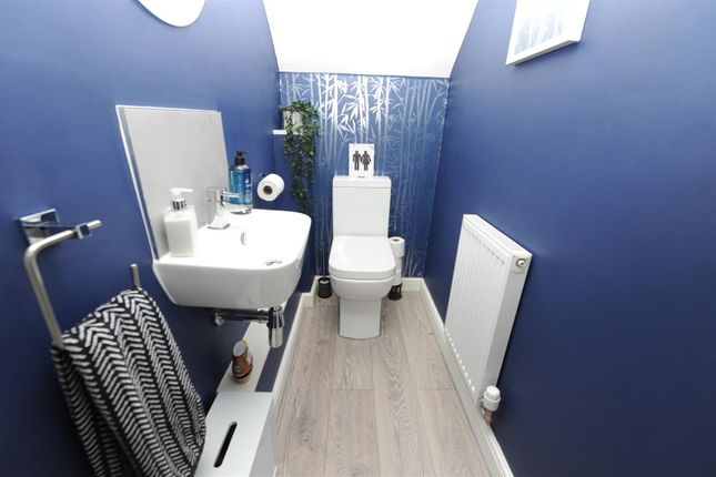 11, Hutton Hall Drive, Bradford photo 4