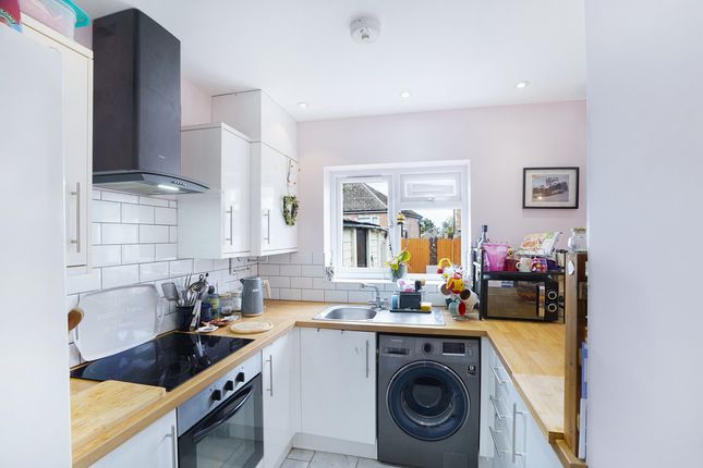 22, Glebe Crescent., Rugby photo 4