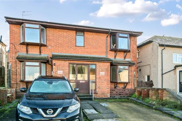 Studio flat on 83a, Brockhurst Road, Chesham, £900/mo