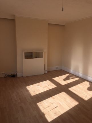 Flat to rent in High Road, Ilford