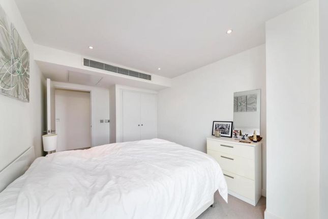 Flat 2308 Landmark West Tower 22, Marsh Wall, London photo 4