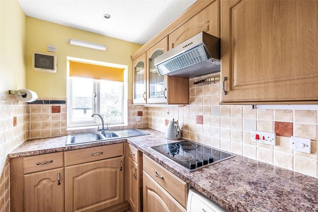 31, Hanover Court, Dorking photo 4