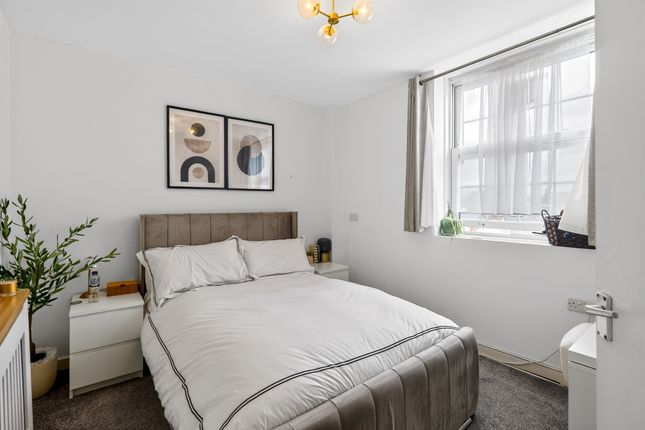 Flat 71, Colne Court, Emlyn Gardens, Hammersmith photo 3