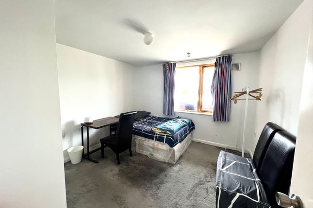 Room to rent in St. Pancras Way, London