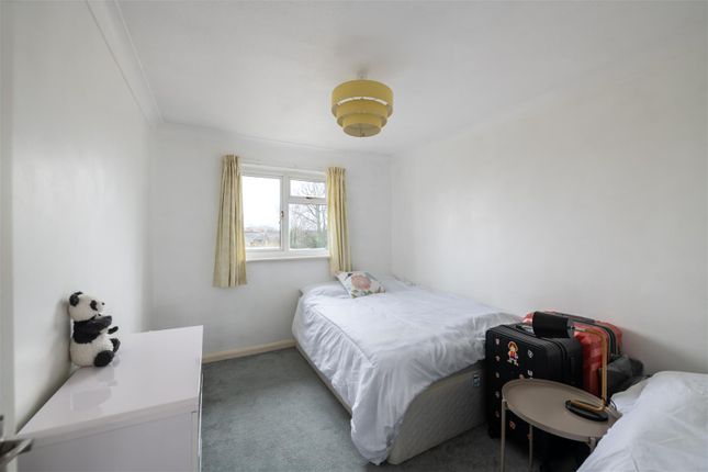 5 Elizabeth Court, Victoria Road, Horley photo 4