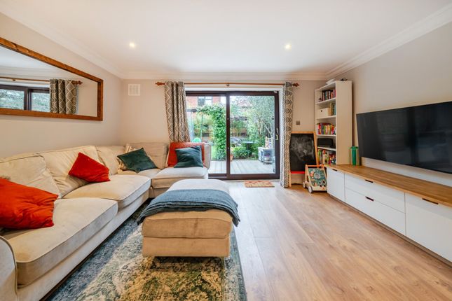 35 Campbell Close, London photo 2
