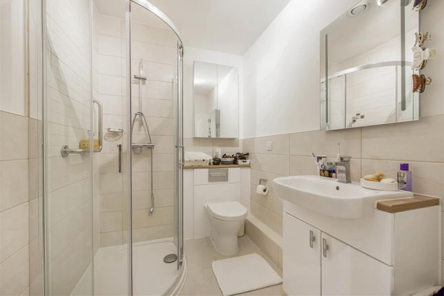 Flat for sale in Twickenham Road, Isleworth