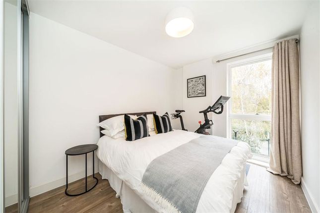 Flat 16, 1, Milles Square, London photo 3