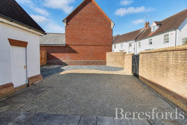 27, Sawyers Grove, Brentwood photo 4