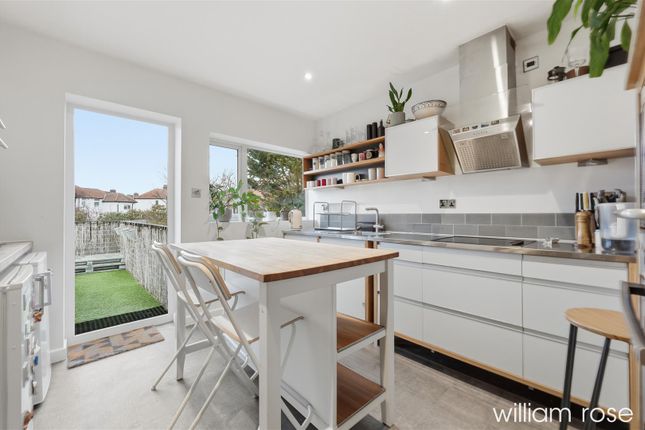 16, Roxwell Way, Woodford Green photo 3