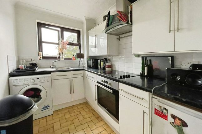 Oakwood Court,Flat 13, Lawn Close, Swanley photo 2