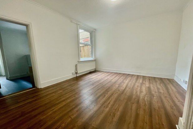 Flat to rent in Jenner Road, Rochester
