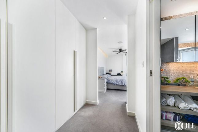 Flat for sale in Woodberry Grove, London