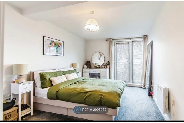 Flat, Holm Court Westway, Caterham photo 2